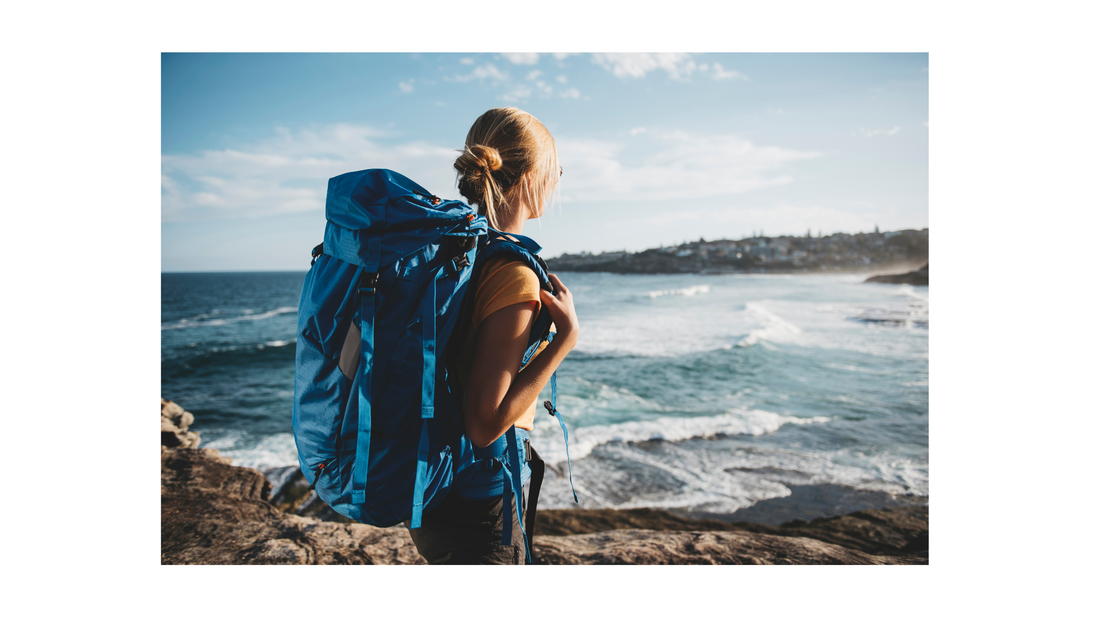 rugzaktoerist aan de kust