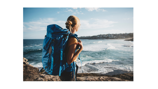 rugzaktoerist aan de kust